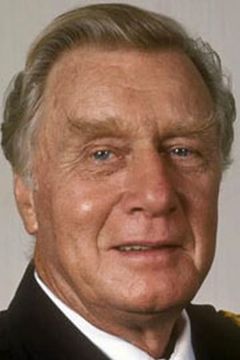 George Gaynes interpreta Don Salvatore