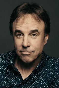 Kevin Nealon interpreta CIA Agent