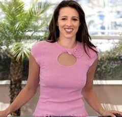Alexandra Kerry interpreta Television Director