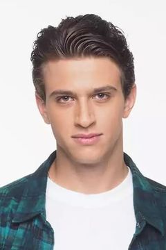 Nikolas Chalkiadakis interpreta Yacht Crew