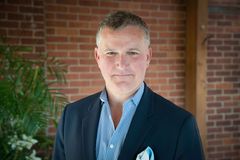 Stephen Davis interpreta Will Spencer