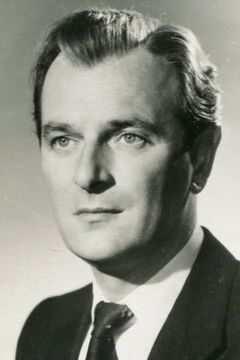 Nigel Patrick interpreta Group Capt. Hope