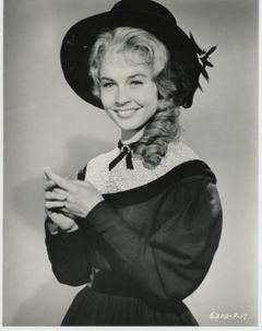 Maggie Pierce interpreta June Carter (Webb's Sister)