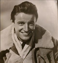 Jack Briggs interpreta Boy in Dream (uncredited)