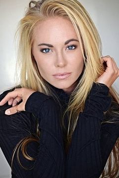 Danielle C. Ryan interpreta Abby