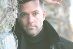 Steve Triebes interpreta Groomsman (uncredited)