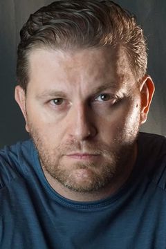 Dustin Pennington interpreta Contractor