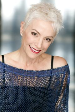Nana Visitor interpreta Eva Rama