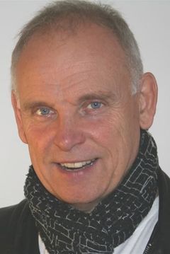 Peter Hudson interpreta Général Buchanan