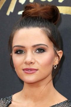 Katie Stevens interpreta Harper