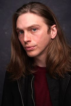 Cody Sanders interpreta Hank