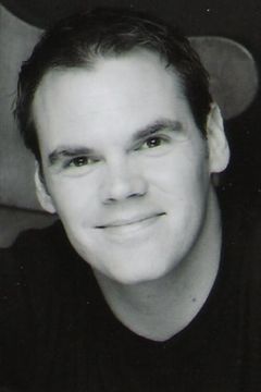 Derek Ritschel interpreta Young Police Officer