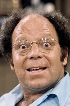 Larry Gelman interpreta Newsman (uncredited)