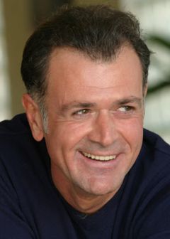Guy Ale interpreta Russian Sports Announcer