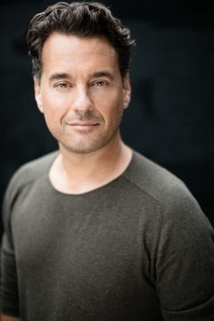 Rik van de Westelaken interpreta newsreader