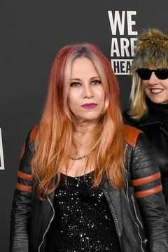 Jennifer Finch interpreta Camel Lips