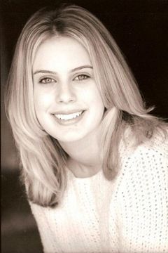 Shannon Chandler interpreta Jennifer