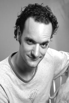 Aaron Bernard interpreta First Class Passenger (uncredited)