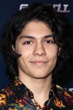 Lucius Hoyos interpreta Rowan