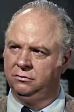 Charles Watts interpreta Judge Oliver Whiteside