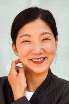 Joy Maria Bai interpreta Dr. Sabine Yao