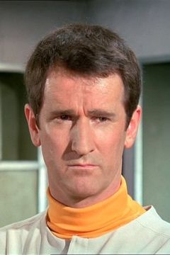 Keith Alexander interpreta Newscaster (uncredited)