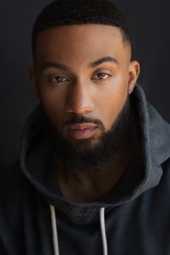 Prince Justin Atkinson interpreta Charlie