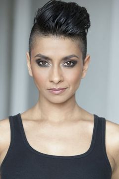Ayesha Mansur Gonsalves interpreta Female Colleague