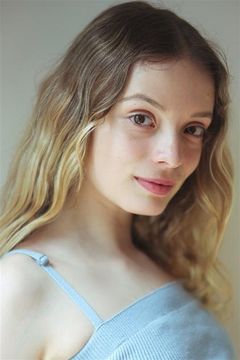 Lisa Delamar interpreta Cassie