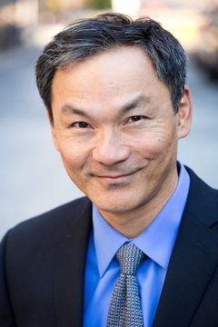 Doug Yasuda interpreta Professor Kasuda