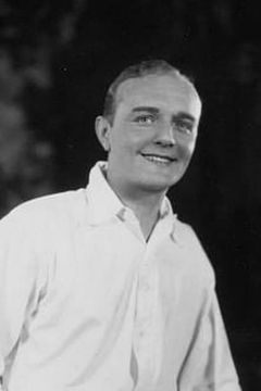 Jack Raine interpreta Doctor (uncredited)