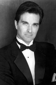 Michael Maguire interpreta Waiter