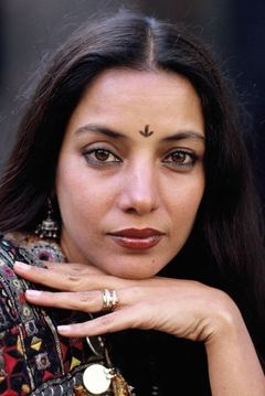 Shabana Azmi interpreta Aisha Khan
