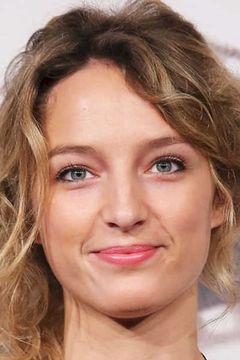 Stéphanie Crayencour interpreta Victoire Eglantine
