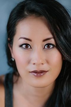 Olivia Cheng interpreta Newsperson