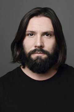 Adrian Collins interpreta Mike Shutello