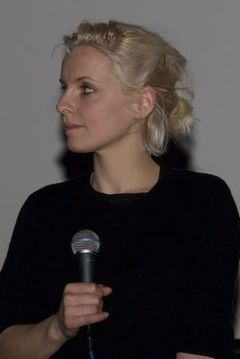 Carla MacKinnon interpreta Carol