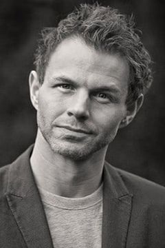 Mark Letheren interpreta Charles Parker