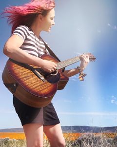 Natalie Gray interpreta Flashback Mother