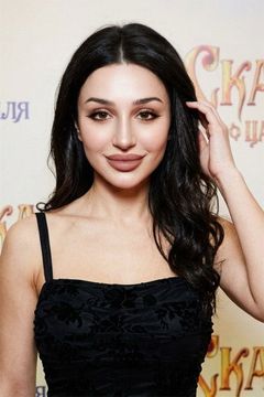 Aylin Baykal interpreta Eloise Levi