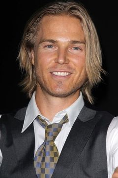 Jilon VanOver interpreta Lucas Holst