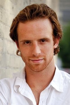 Adam Hurtig interpreta James Smith