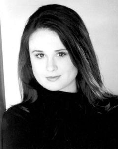 Larissa Wolcott interpreta Jo Edna the Babysitter