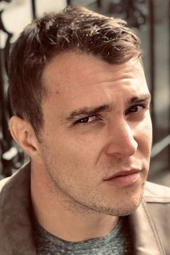 Brandon Wood interpreta Ricardo