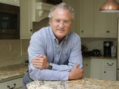 Mark Bowden interpreta Doorman