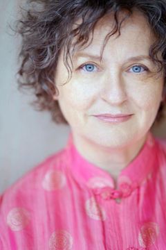 Carmen Warrington interpreta Grace
