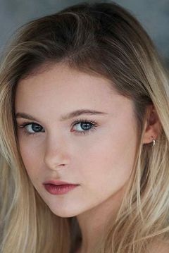 Mia Jenkins interpreta Alex