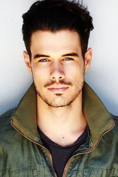 Liam Hall interpreta Steve Dough