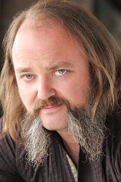 John Driskell Hopkins interpreta Gus