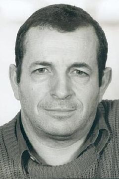 Pierre Brichese interpreta Cop at police station